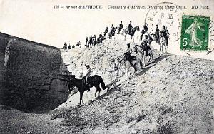 ALGERIE - CHASSEURS D'AFRIQUE - DESCENTE D'UNE CRETE - 1917